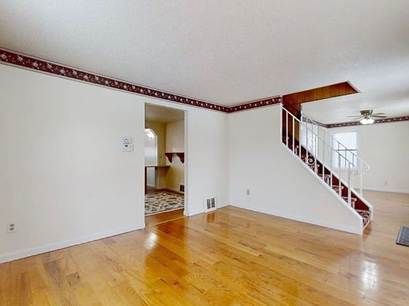 5th image of 51 Marilyn Dr