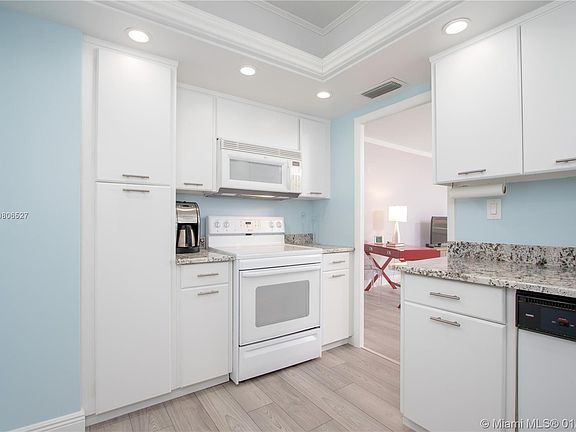 5th image of 3333 NE 34th St APT 814