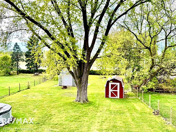 4th image of 625 N Center St