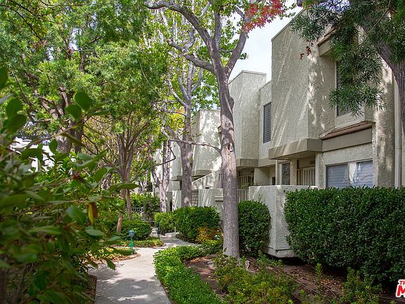 2nd image of 11744 Moorpark St APT W