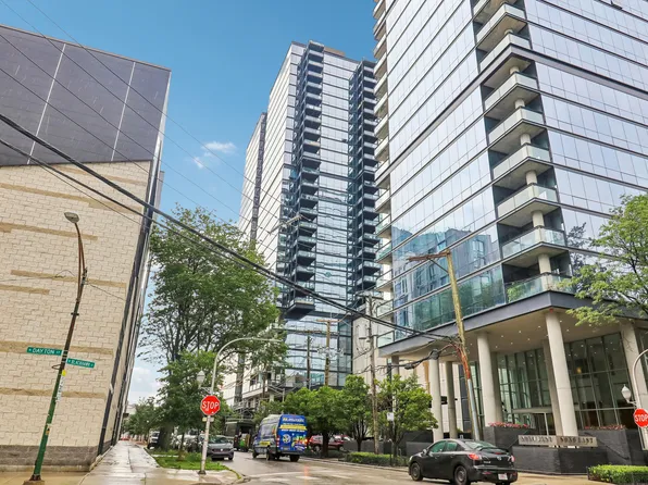 860 W Blackhawk St, Chicago, IL 60642
