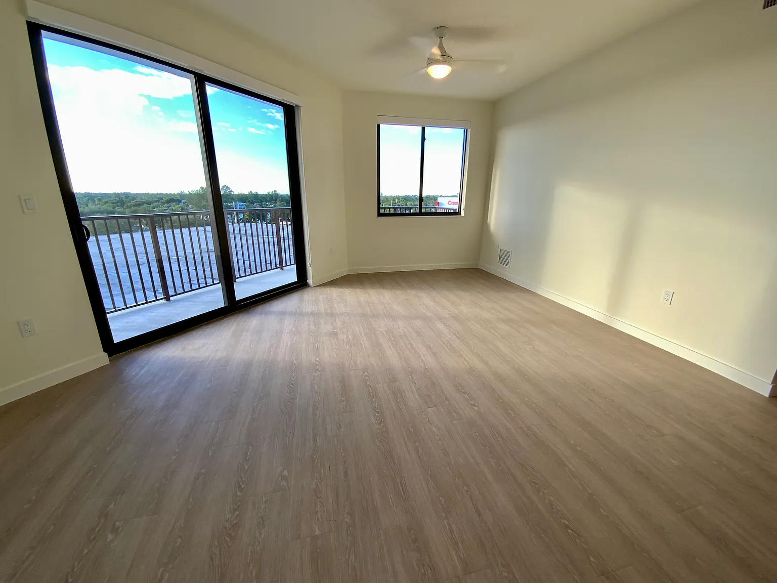 3 bed, 1330 sqft, $2,956 — Photo 4