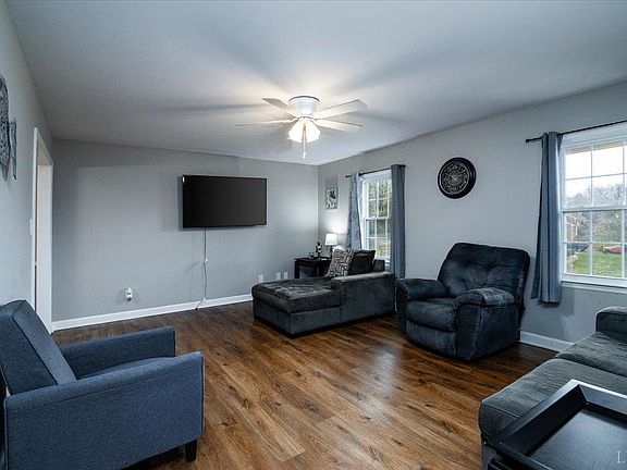 5th image of 205 Robin Dr