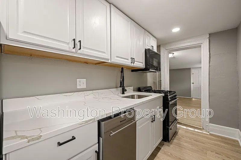 206 E 25th St #3