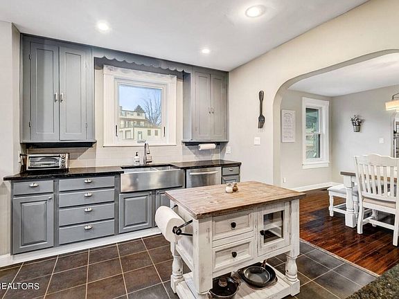 5th image of 125 Gilbert Ln