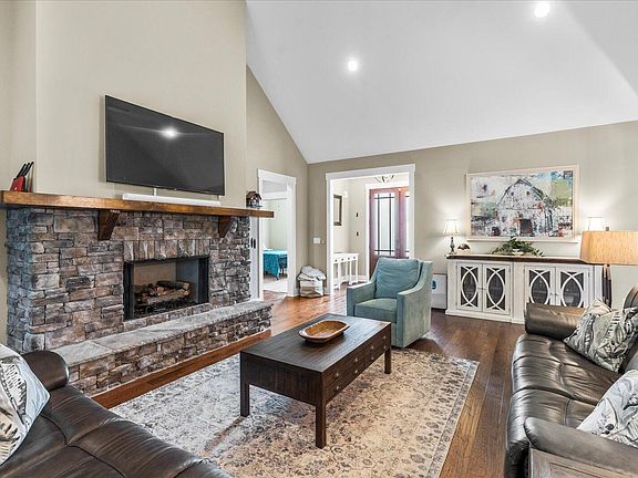 4th image of 826 Equestrian Dr