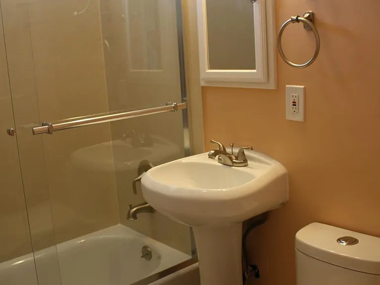 259 Selwyn Dr #B — Photo 2