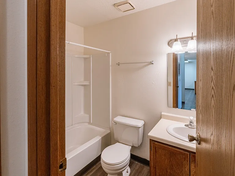 Fargo, ND Sargent Apartments | Bathroom