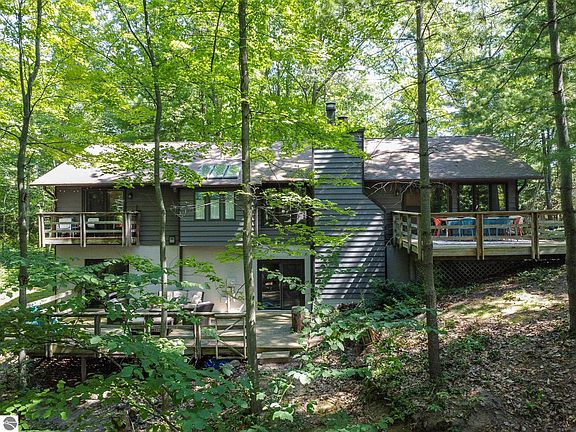 3rd image of 2057 Arrowhead Dr