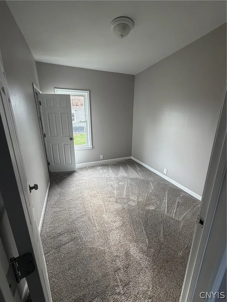 3 bed, 1.0 bath, 2092 sqft, $1,600 — Photo 4
