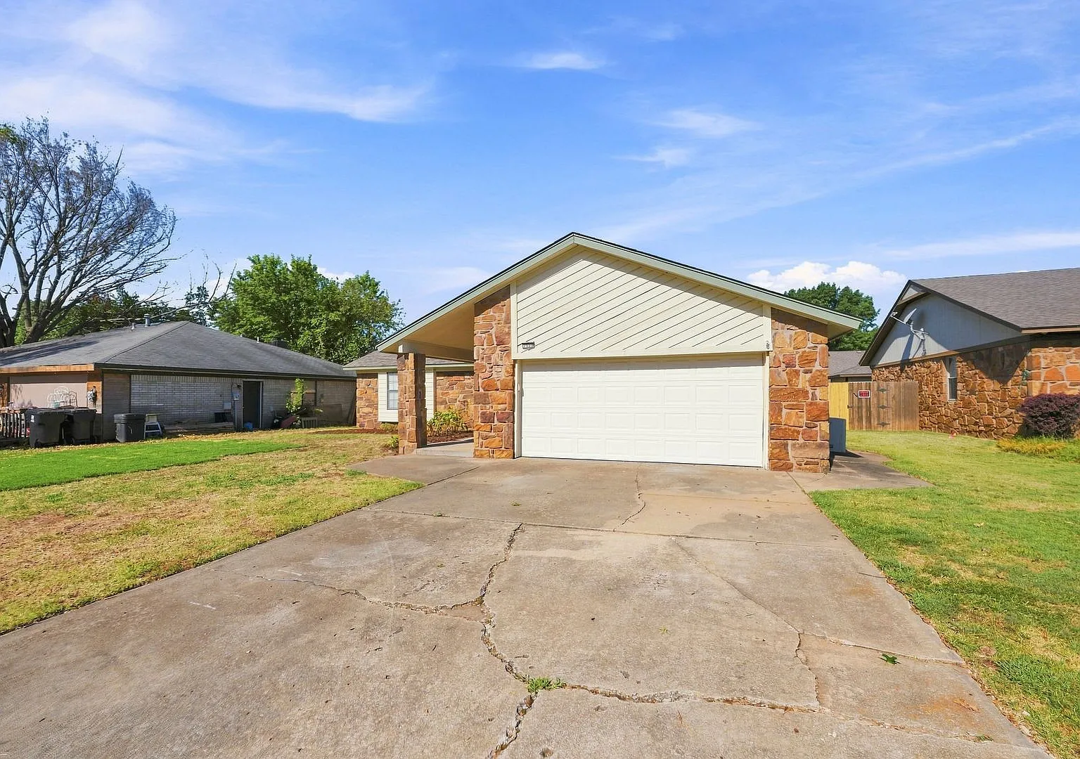 Charming 3 bed, 2 bath home in desirable Indian Springs area — Photo 1