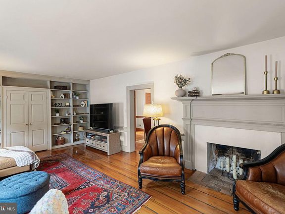 5th image of 422 S Loudoun St