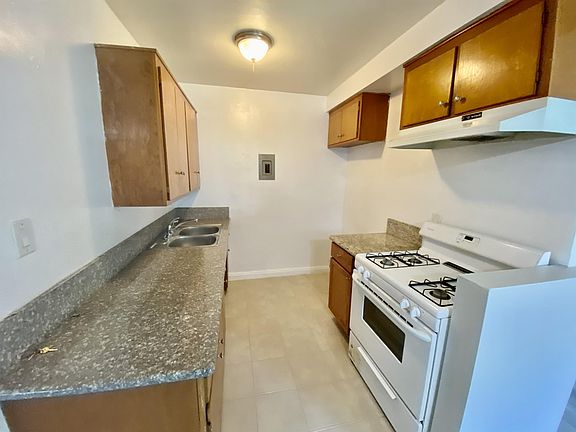 4th image of 141 N Lewis St #1