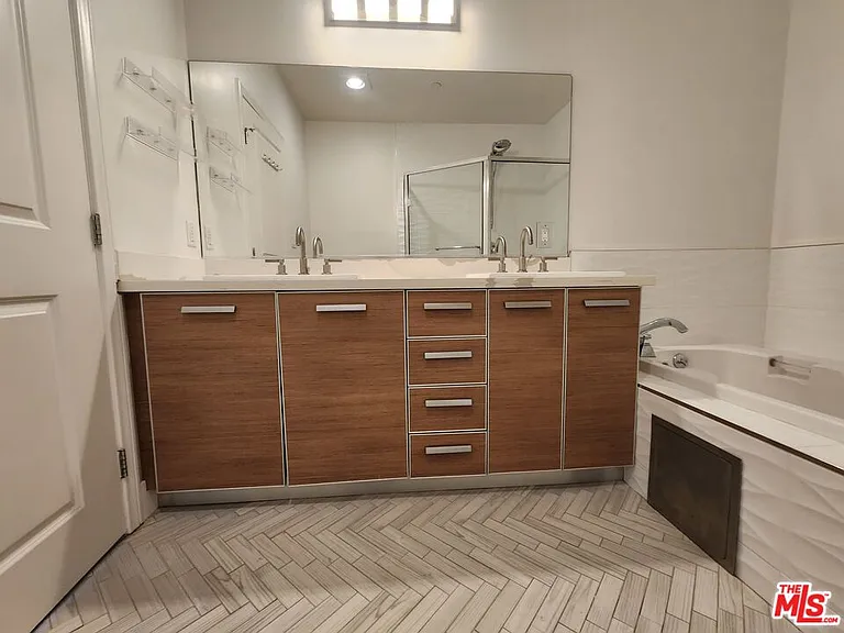 147 S Doheny Dr — Photo 33