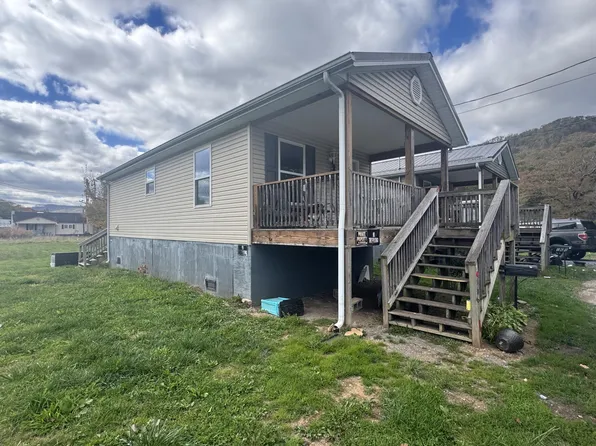168 1st St, Rainelle, WV 25962