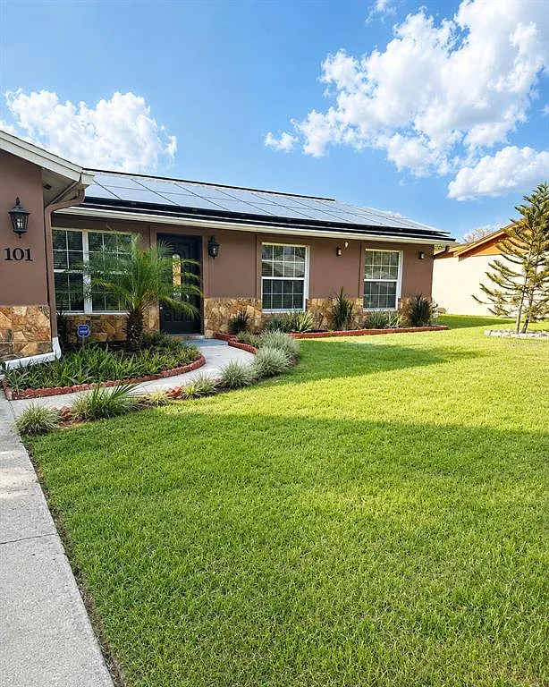 3 bed, 2.0 bath, 1850 sqft, $2,400 — Photo 1