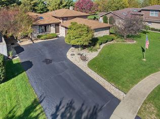 10 Country Ct, Lemont, IL 60439