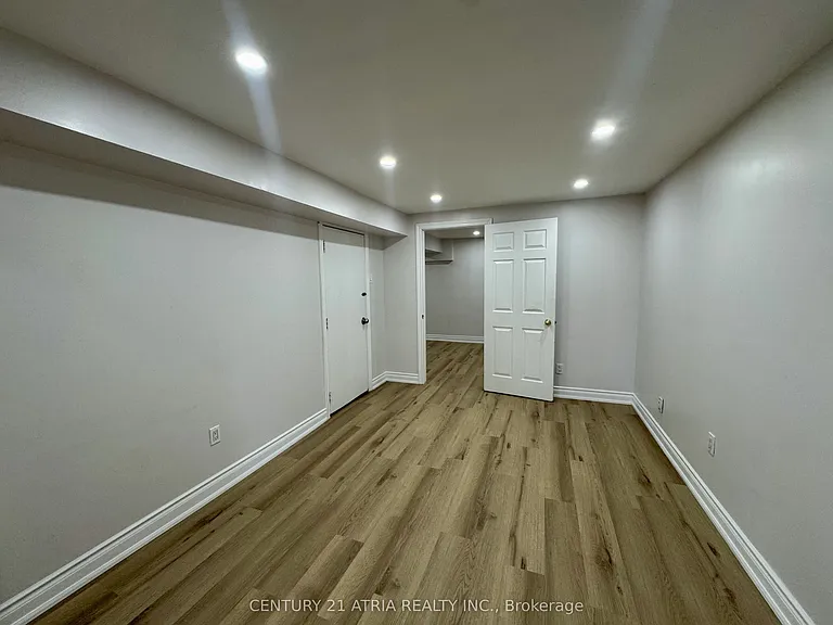 6 Woodward Cres #BASEMENT — Photo 7