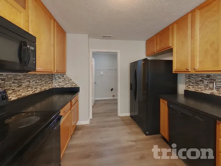 569 Stobus Dr — Photo 6