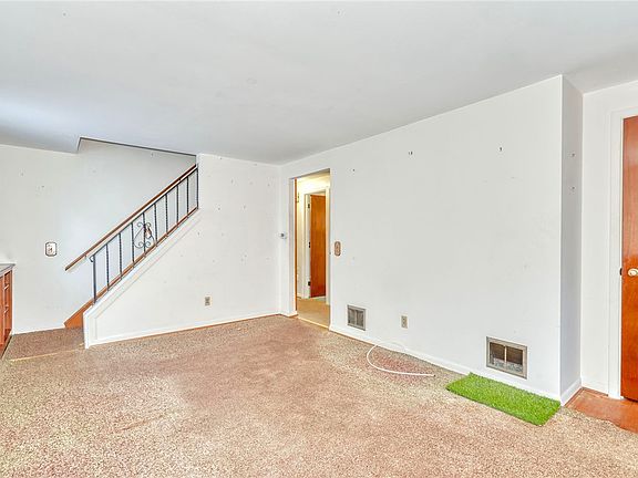 3rd image of 110 Ridgewood Rd