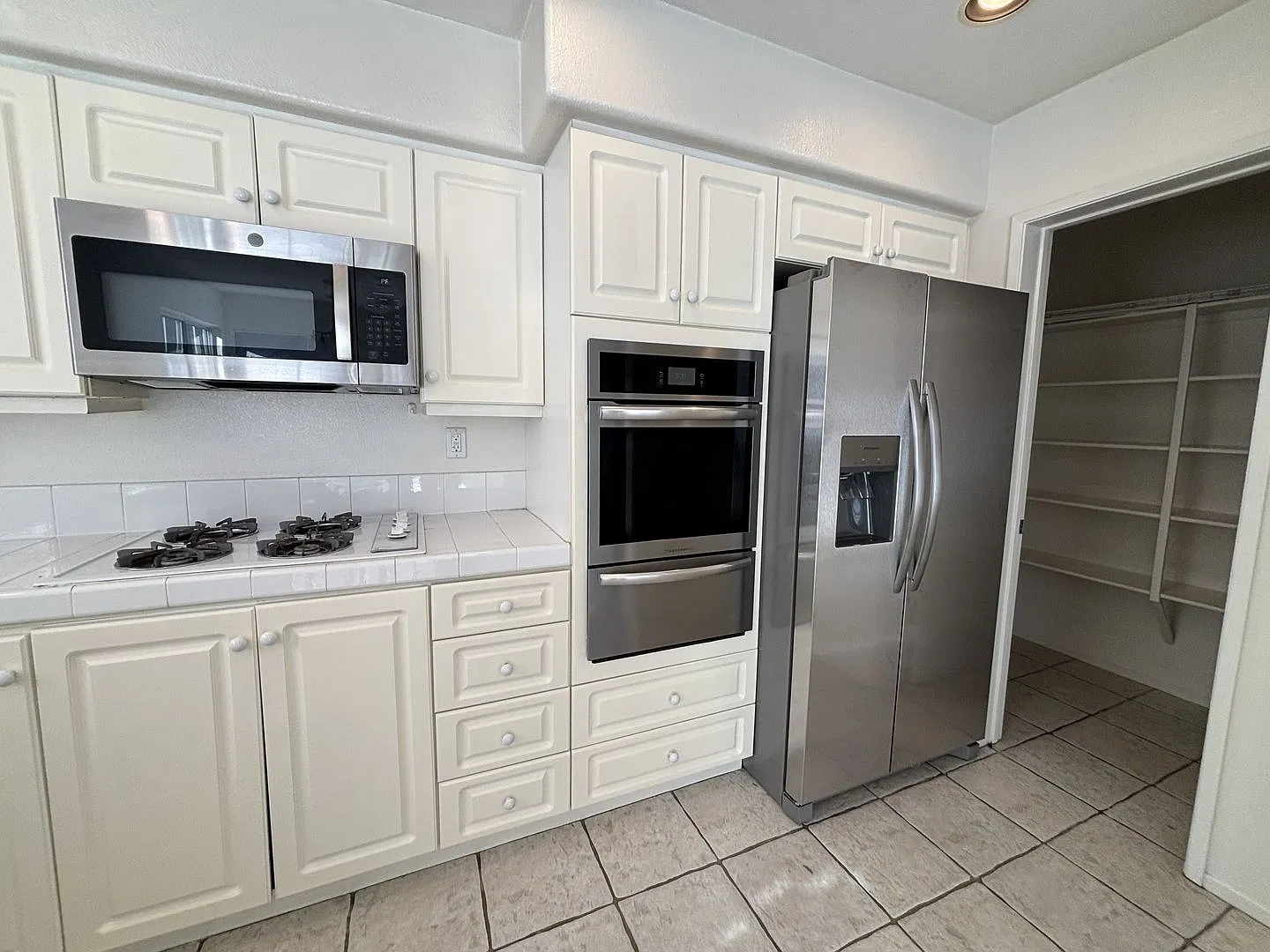 Large Townhome - 3 Bed/ 3 Bath with 2 car garage in Carmel Valley! — Photo 2