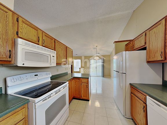 3rd image of 1002 Leland St
