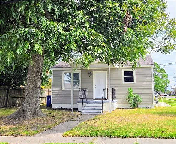 2 bed, 1.0 bath, 850 sqft, $1,350 — Photo 1