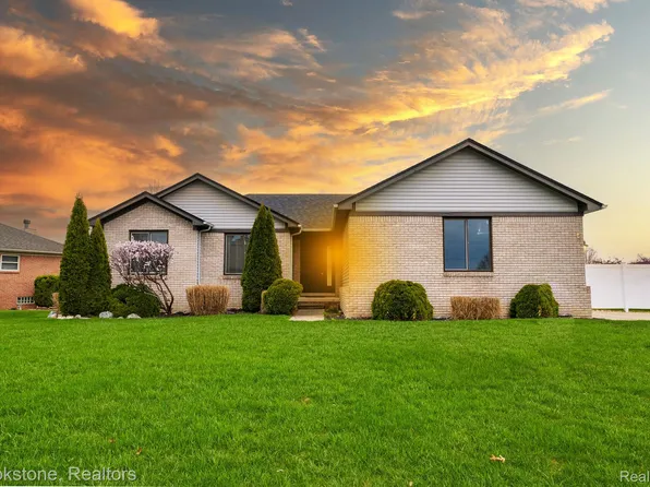 52548 Robins Nest Dr, Chesterfield, MI 48047