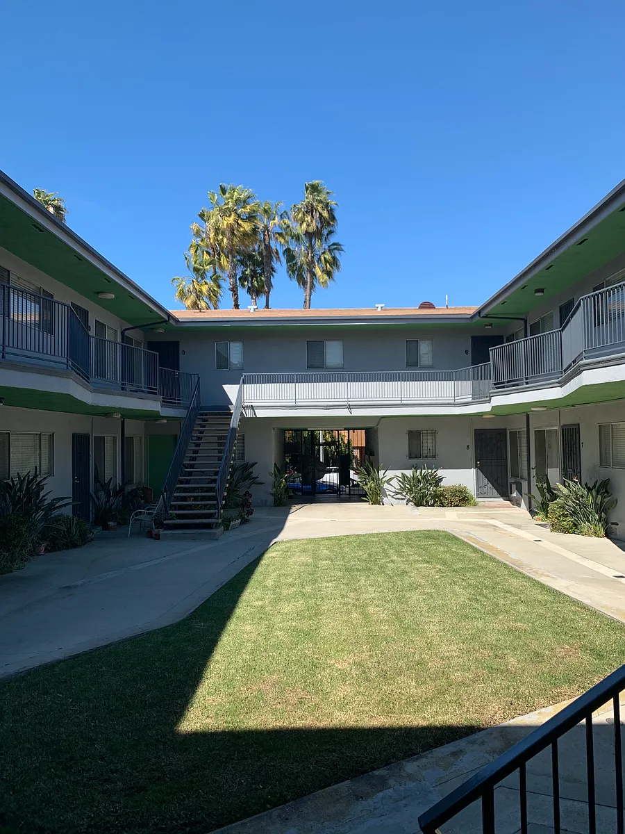 Courtyard - 4828 August St #1