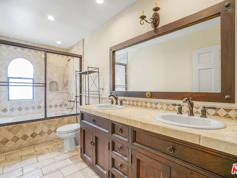 209 N Doheny Dr — Photo 21