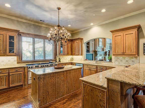 2nd image of 5897 Versailles Ave