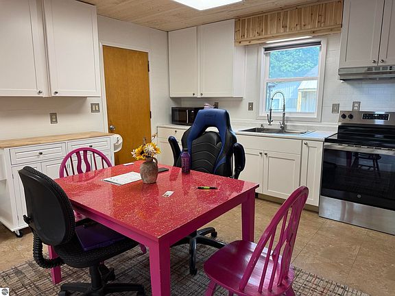 5th image of 702 Ash St
