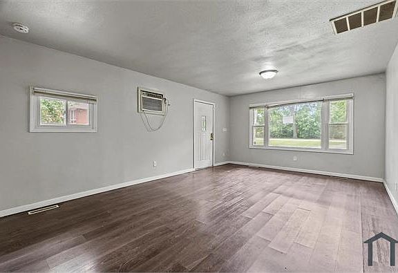 3rd image of 2568 W 19th Pl