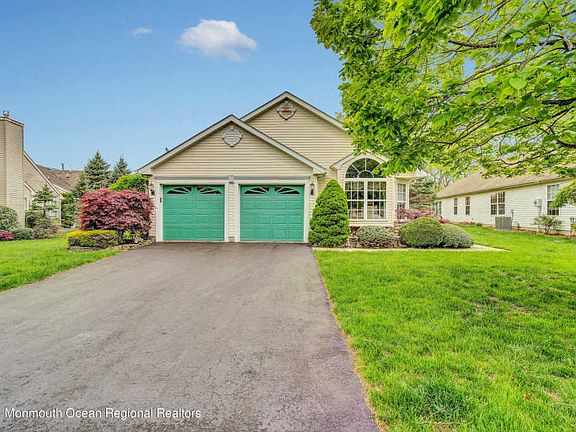 3rd image of 2 Pine Hollow Ln