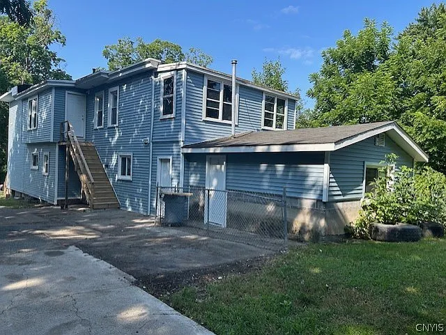 3 bed, 1.0 bath, 2908 sqft, $1,800 — Photo 4
