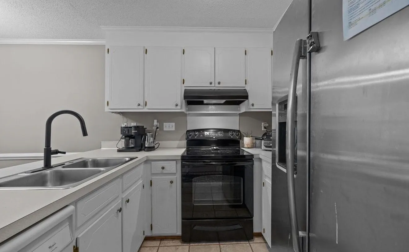 2 bed, 1.5 bath, 1042 sqft, $1,200 — Photo 3