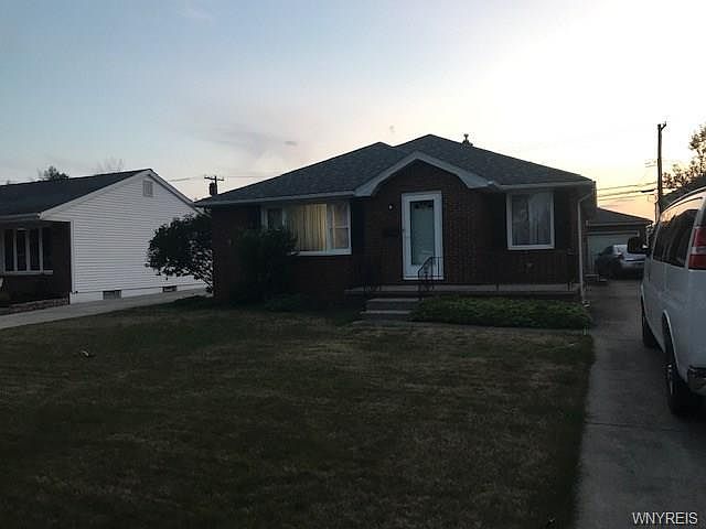 1st image of 126 Pinewoods Ave