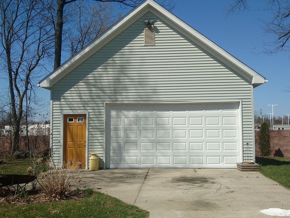 2nd image of 360 Chalmers Ln