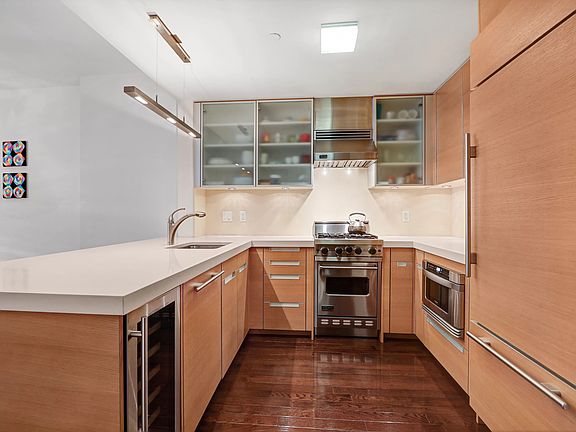 3rd image of 462 W 58th St #E1