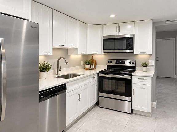 2nd image of 206 SW 1ST Street #J-1