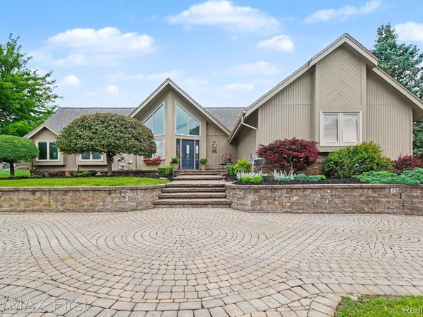 601 Brookwood Ln E, Rochester Hills, MI 48309