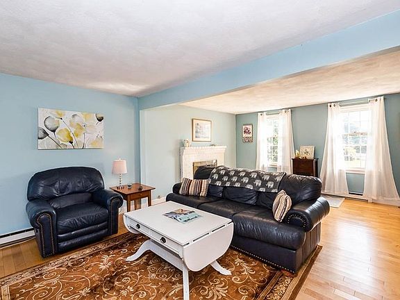 4th image of 25 Pearson Dr