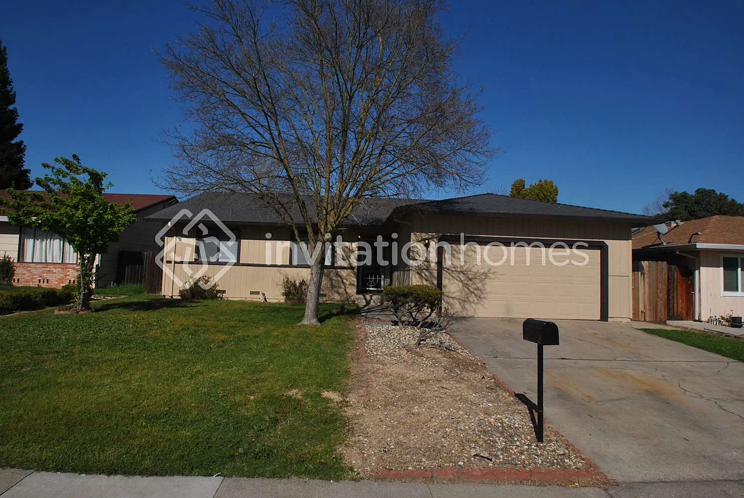 5865 La Castana Way Sacramento, CA 95823 — Photo 1