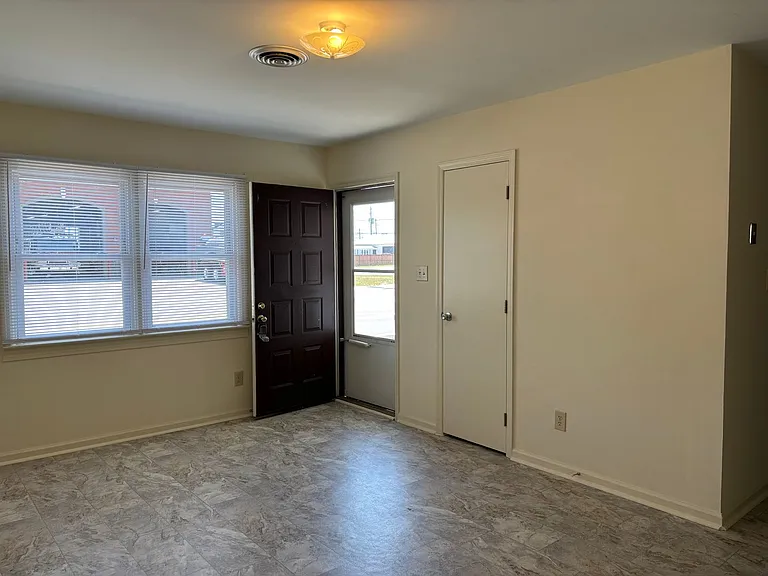 501 Live Oak St #B — Photo 2