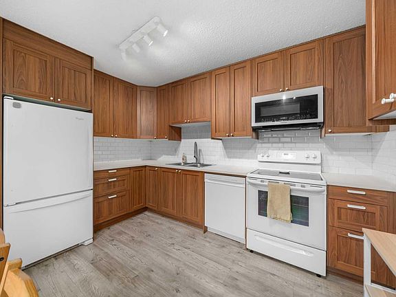 4th image of 5103 35th Ave SW #113