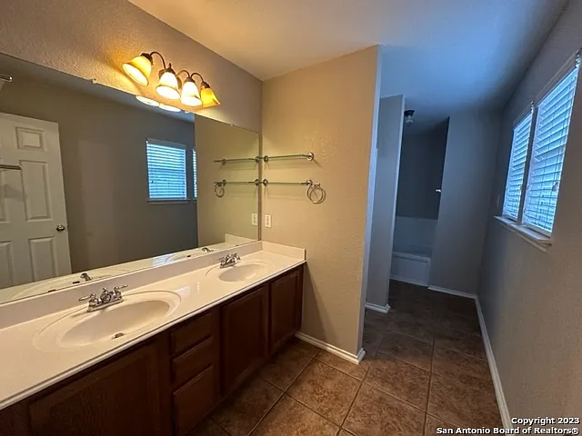 2111 Red Rock Xing — Photo 32
