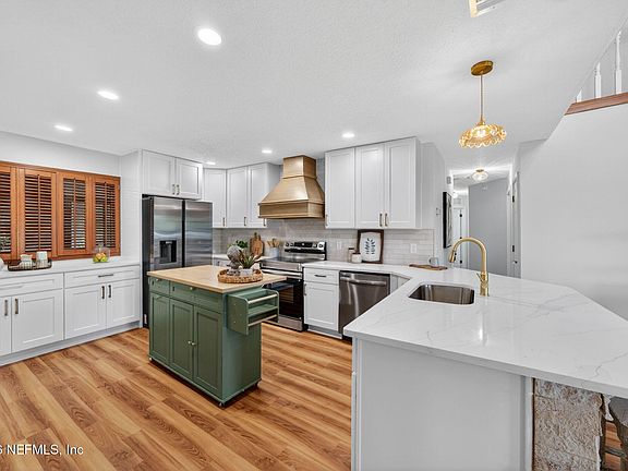 5th image of 391 CHESWICK OAK Avenue