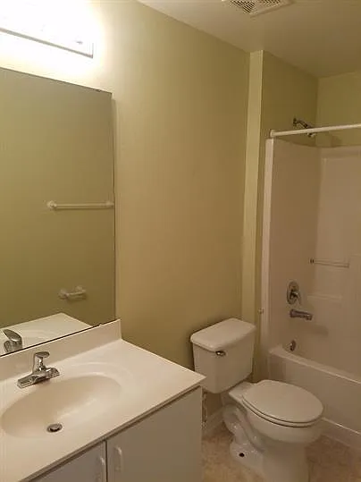4 bed, 2.5 bath, 2215 sqft, $2,100 — Photo 4