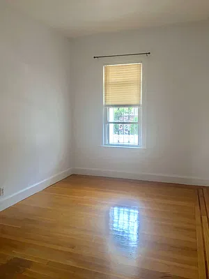 Rented by Zikos Realty Services | media 16