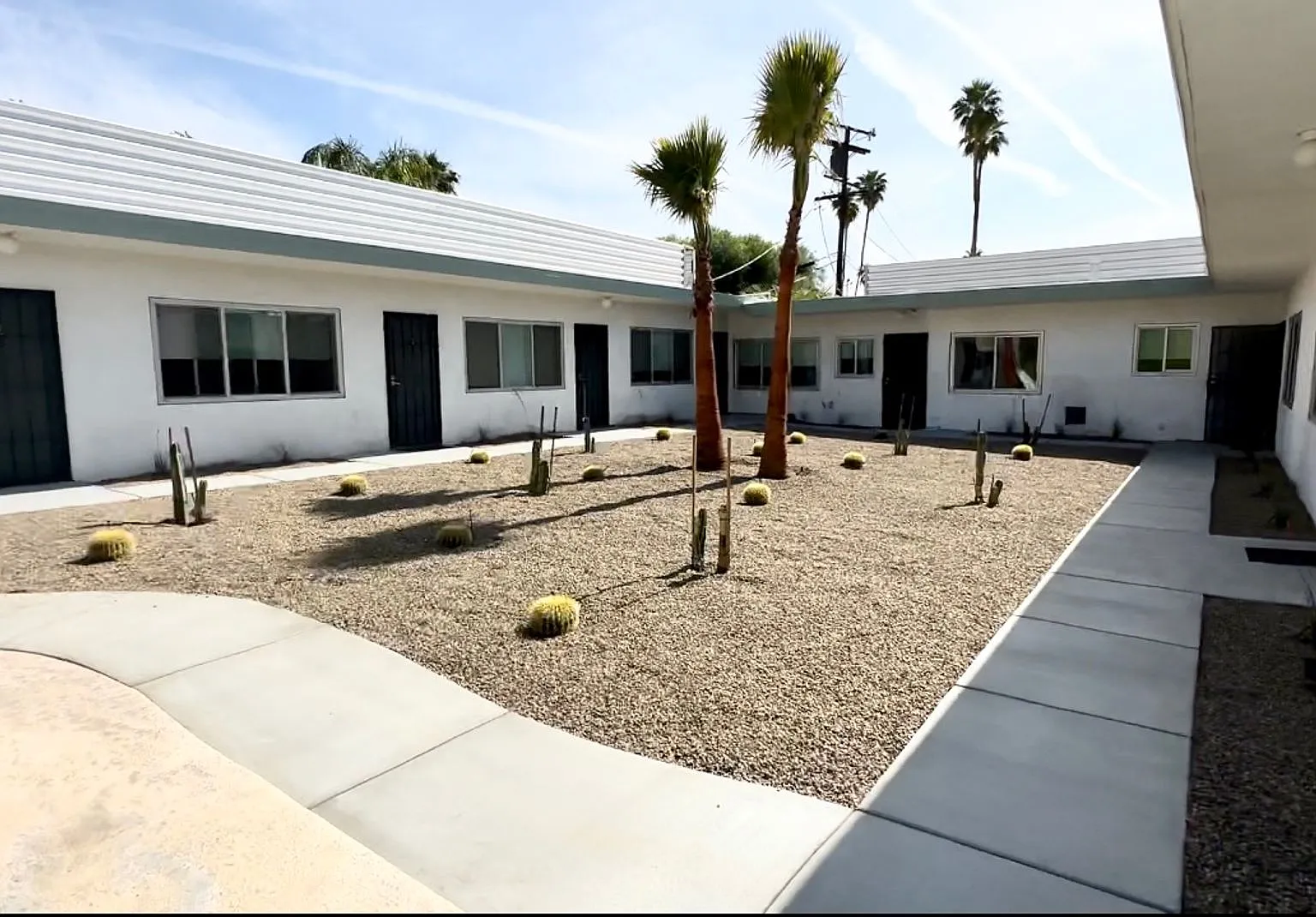 Coming Soon!! Darling Studio Apartment With Pool In Palm Springs — Photo 1